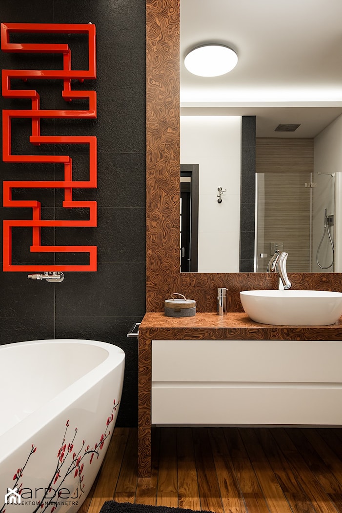 Drewniana zabudowa wokół lustra w łazience - zdjęcie od Monika Hardej Architekt - Homebook