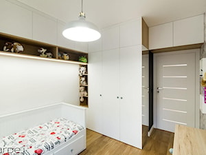 inspiracja drewnem - Średni biały szary pokój dziecka dla dziecka dla nastolatka dla chłopca dla dzi ... - zdjęcie od Monika Hardej Architekt