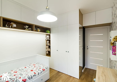 inspiracja drewnem - Średni biały szary pokój dziecka dla dziecka dla nastolatka dla chłopca dla dziewczynki, styl skandynawski - zdjęcie od Monika Hardej Architekt