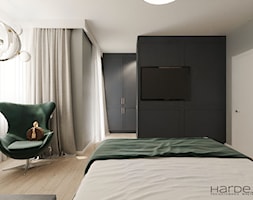 Granatowa zabudowa garderoby w nowoczesnej sypialni - zdjęcie od Monika Hardej Architekt - Homebook