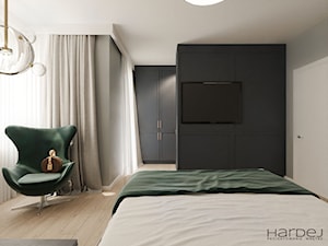 Granatowa zabudowa garderoby w nowoczesnej sypialni - zdjęcie od Monika Hardej Architekt