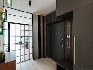 Hol z ciemną szafą, pawlaczem i ciemnymi szczeblami na ścianie - zdjęcie od Monika Hardej Architekt