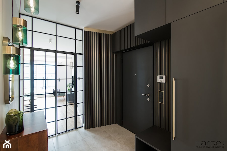 Hol z ciemną szafą, pawlaczem i ciemnymi szczeblami na ścianie - zdjęcie od Monika Hardej Architekt
