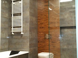 Fornirowana blenda za WC w łazience, drewniana podłoga w łazience, teak w łazience - zdjęcie od Monika Hardej Architekt