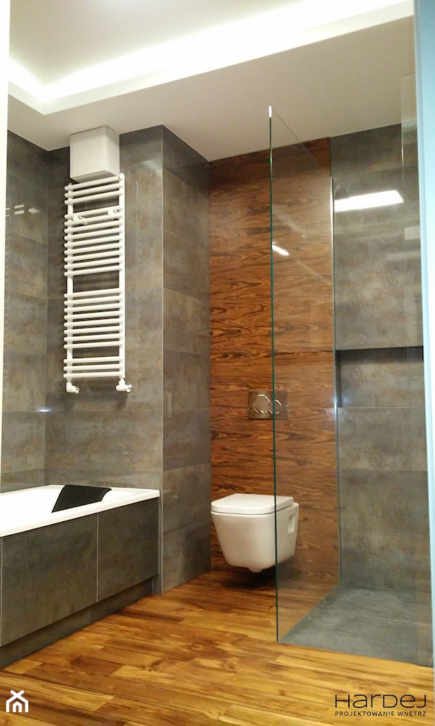 Fornirowana blenda za WC w łazience, drewniana podłoga w łazience, teak w łazience - zdjęcie od Monika Hardej Architekt - Homebook