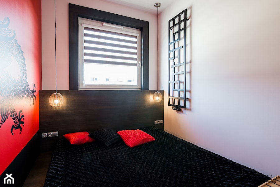 KLIMATY ORIENTALNE - Mała biała sypialnia, styl nowoczesny - zdjęcie od Monika Hardej Architekt