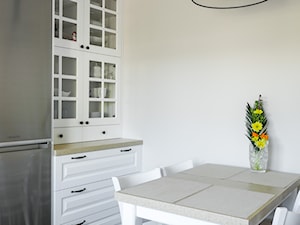 Nowa odsłona domu jednorodzinnego - Mała otwarta z salonem biała z lodówką wolnostojącą kuchnia w kształcie litery l jednorzędowa z oknem, styl skandynawski - zdjęcie od A T I A D A