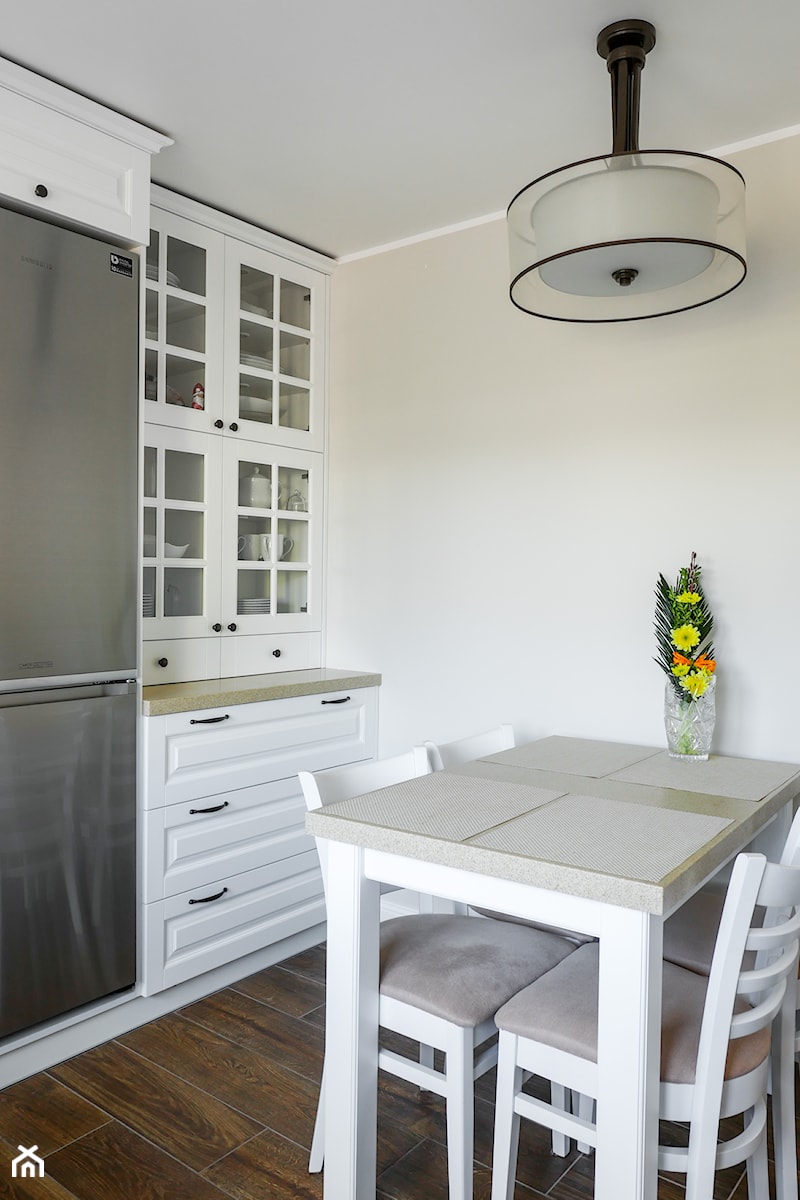 Nowa odsłona domu jednorodzinnego - Mała otwarta z salonem biała z lodówką wolnostojącą kuchnia w kształcie litery l jednorzędowa z oknem, styl skandynawski - zdjęcie od A T I A D A
