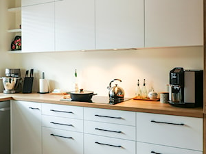 Kuchnia z jadalnią w domu szeregowym - Średnia zamknięta biała z zabudowaną lodówką z lodówką wolnostojącą kuchnia w kształcie litery l z oknem, styl nowoczesny - zdjęcie od A T I A D A