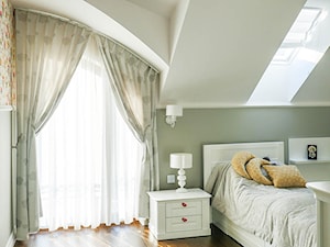 Elegancki dom glamour - Średni biały zielony pokój dziecka dla nastolatka dla chłopca, styl tradycyjny - zdjęcie od A T I A D A