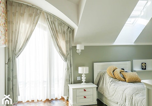 Elegancki dom glamour - Średni biały zielony pokój dziecka dla nastolatka dla chłopca, styl tradycyjny - zdjęcie od A T I A D A