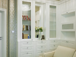 Elegancki dom glamour - Średnie z sofą beżowe białe biuro, styl tradycyjny - zdjęcie od A T I A D A