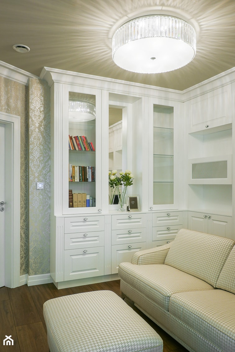 Elegancki dom glamour - Średnie z sofą beżowe białe biuro, styl tradycyjny - zdjęcie od A T I A D A