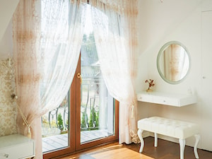 Elegancki dom glamour - Średnia biała sypialnia, styl glamour - zdjęcie od A T I A D A