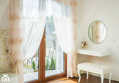 Elegancki dom glamour - Średnia biała sypialnia, styl glamour - zdjęcie od A T I A D A
