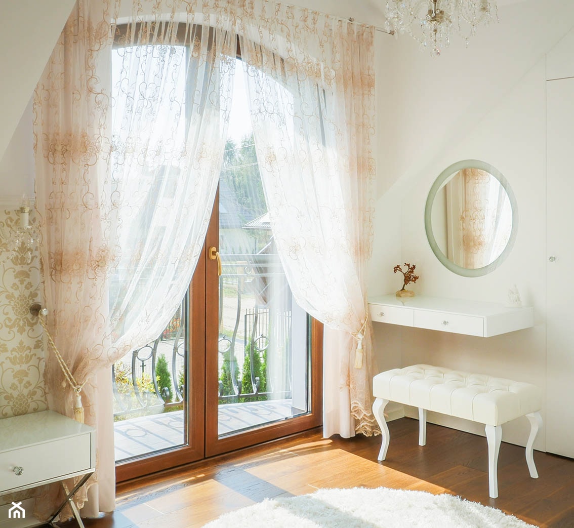 Elegancki dom glamour - Średnia biała sypialnia, styl glamour - zdjęcie od A T I A D A - Homebook