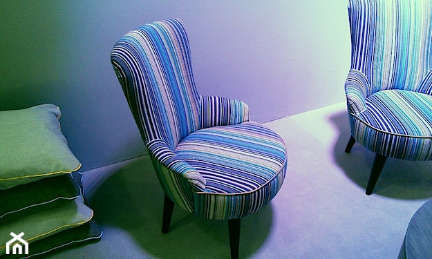 niebieski fotel w paski