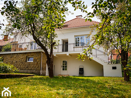 Aranżacje wnętrz - Taras: Salon, łazienka, sypialnia w starej willi w centrum miasta - Taras, styl tradycyjny - Matejki45 Luxury Villa. Przeglądaj, dodawaj i zapisuj najlepsze zdjęcia, pomysły i inspiracje designerskie. W bazie mamy już prawie milion fotografii!