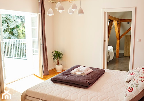 Poddasze w willi - styl retro - Średnia biała sypialnia z balkonem / tarasem, styl vintage - zdjęcie od Matejki45 Luxury Villa