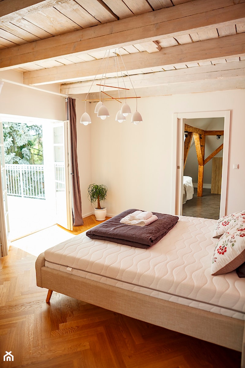 Poddasze w willi - styl retro - Średnia biała sypialnia z balkonem / tarasem, styl vintage - zdjęcie od Matejki45 Luxury Villa