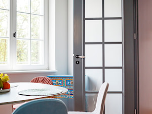 Kuchnia w stylu retro z klasycznymi oknami i drzwiami - zdjęcie od Matejki45 Luxury Villa