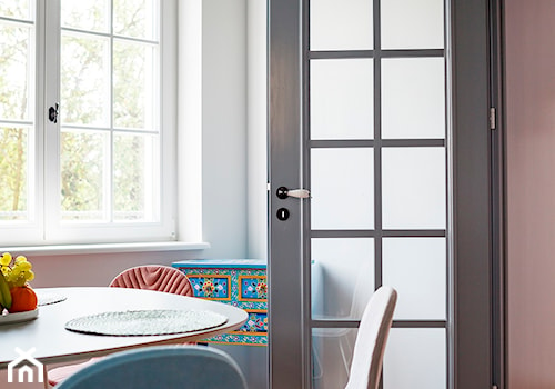 Kuchnia w stylu retro z klasycznymi oknami i drzwiami - zdjęcie od Matejki45 Luxury Villa