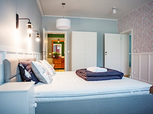 Salon, łazienka, sypialnia w starej willi w centrum miasta - Średnia niebieska szara sypialnia, styl tradycyjny - zdjęcie od Matejki45 Luxury Villa