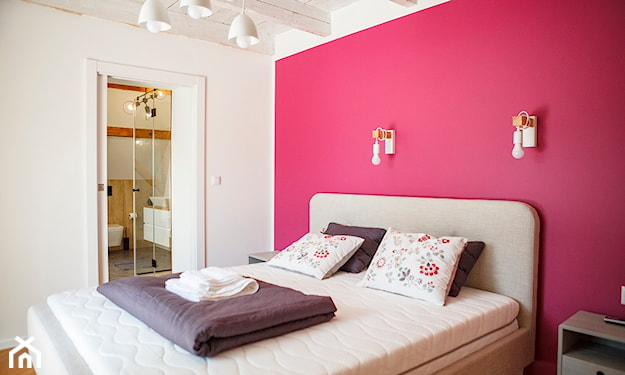 różowa ściana w sypialni