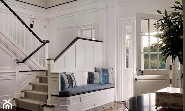 białe schody, siedzisko przy balustradzie, drewniana podłoga