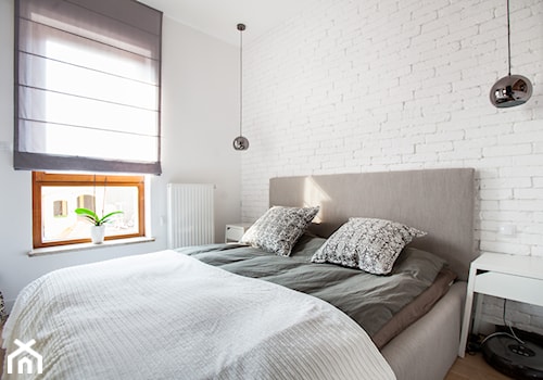 Mieszkanie na Żolibożu - Mała biała szara sypialnia, styl nowoczesny - zdjęcie od Mieszkanie pod klucz