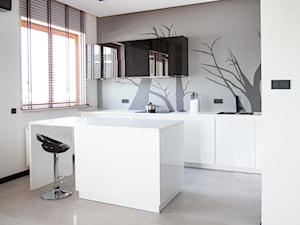 Apartament w męskim stylu - Mała z salonem biała szara z podblatowym zlewozmywakiem kuchnia jednorzędowa z wyspą lub półwyspem, styl nowoczesny - zdjęcie od Mieszkanie pod klucz