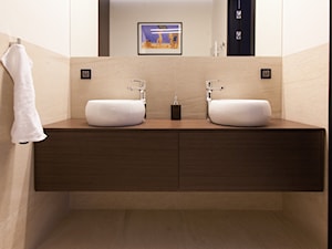 Apartament w męskim stylu - Mała z dwoma umywalkami łazienka, styl nowoczesny - zdjęcie od Mieszkanie pod klucz