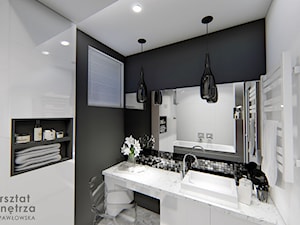 Czarno - biała łazienka - Mała z lustrem z punktowym oświetleniem łazienka z oknem, styl glamour - zdjęcie od Warsztat Zewnetrza Olga Pawlowska
