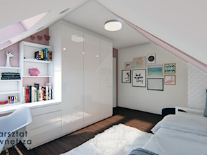 Różowy pokój na poddaszu - Duży biały szary pokój dziecka dla dziecka dla nastolatka dla dziewczynki, styl nowoczesny - zdjęcie od Warsztat Zewnetrza Olga Pawlowska