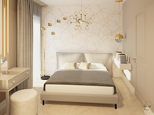 Sypialnia ze złotymi dodatkami i tapetą imitującą marmur - zdjęcie od Echaust Design - Studio Projektowania Wnętrz