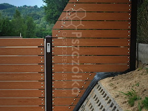 Ogrodzenie betonowe wypełnione drewnem polimerowym - zdjęcie od ogrodzenia