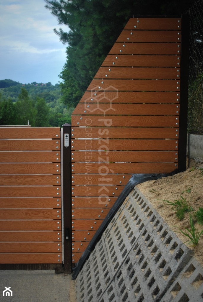 Ogrodzenie betonowe wypełnione drewnem polimerowym - zdjęcie od ogrodzenia - Homebook