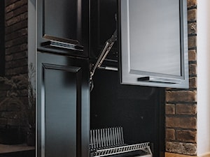 Kuchnia nowoczesna z elementami klasycznymi, cegłą i czarnym frontem - Kuchnia, styl tradycyjny - zdjęcie od Magdalena Gajdemska Architektura wnętrz