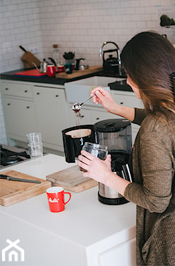 <p>Nie oszukujmy się, <strong>parzenie kawy metodą Pour Over</strong> wymaga trochę czasu, którego zwykle brakuje, zwłaszcza rano. Warto jednak wiedzieć, że <strong>kubek dobrej, filtrowanej kawy ma więcej kofeiny niż filiżanka espresso</strong> – zdecydowanie szybciej i bardziej skutecznie pobudzi do działania każdego miłośnika tego gorącego napoju!</p>
<p>Co jednak zrobić, jeśli nie masz czasu na manualne przygotowanie kawy? Nie musisz rezygnować z naprawdę dobrej, filtrowanej kawy – możesz zainwestować w <strong>ekspres przelewowy</strong>, który przygotuje ją specjalnie dla Ciebie, szybko i niemal automatycznie. To świetne rozwiązanie dla wszystkich niecierpliwych!</p>
<p>Pierwsze <strong><a href="https://www.melitta.pl/pl/AromaFresh-7907,115522.html" rel="nofollow">ekspresy Melitta</a></strong> stanęły na kuchennych szafkach już w 1965 roku, stając się niemałą sensacją. Legendarny model MA 120 w ciągu zaledwie sześciu minut przygotowywał aż osiem filiżanek doskonałej kawy. A dzisiaj? <strong>Melitta</strong> posiada w swojej ofercie całą gamę różnych ekspresów przelewowych. Możesz wybrać urządzenie, które będzie najlepiej odpowiadało Twoim wymaganiom – ze szklanym, lub termicznym dzbankiem, w wielu wariantach kolorystycznych i z różnymi funkcjami.</p>
<p>Posiadając <strong>ekspres przelewowy</strong>, będziesz cieszyć się doskonałym smakiem kawy filtrowanej, bez konieczności poświęcania czasu na jej przygotowanie.</p>
