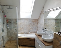 Łazienka na poddaszu - Średnia na poddaszu z dwoma umywalkami łazienka z oknem, styl nowoczesny - zdjęcie od piterwrc - Homebook