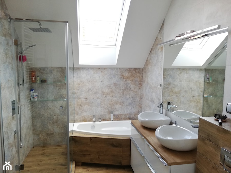 Łazienka na poddaszu - Średnia na poddaszu z dwoma umywalkami łazienka z oknem, styl nowoczesny - zdjęcie od piterwrc