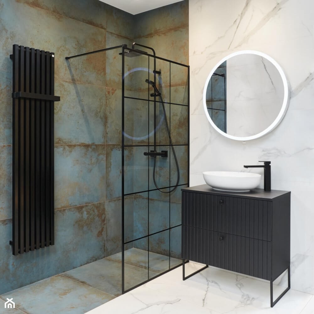 Loftowa łazienka z czarną szafką i patyną - zdjęcie od Salon HOFF - Homebook