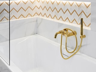 Biała łazienka w stylu glamour CALACATTA SPARKLE GOLD | Salon HOFF 