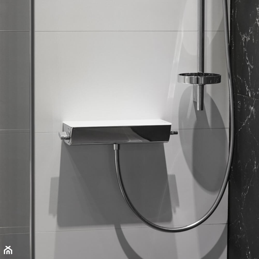 Czarno-biała łazienka z prysznicem i płytkami 3D - zdjęcie od Salon HOFF - Homebook