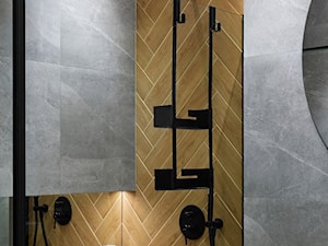 Szara łazienka z drewnem - zdjęcie od Salon HOFF