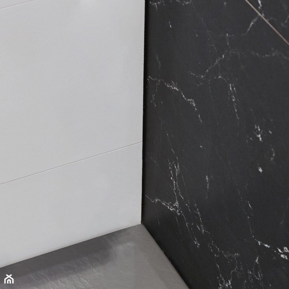 Czarno-biała łazienka z prysznicem i płytkami 3D - zdjęcie od Salon HOFF - Homebook