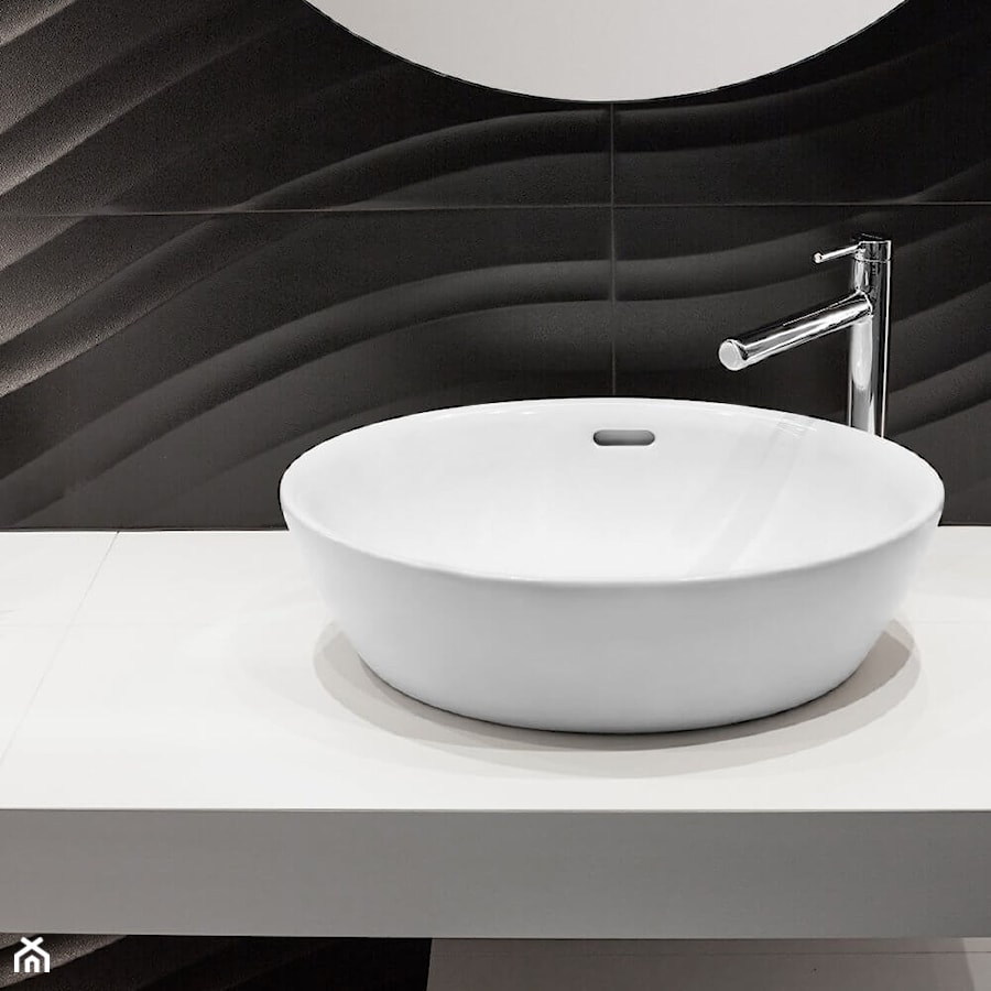 Czarno-biała łazienka z prysznicem i płytkami 3D - zdjęcie od Salon HOFF