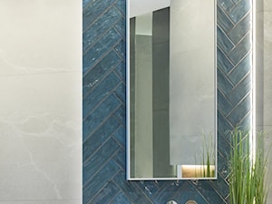 Szara łazienka z niebieską jodełką i drewnem - zdjęcie od Salon HOFF