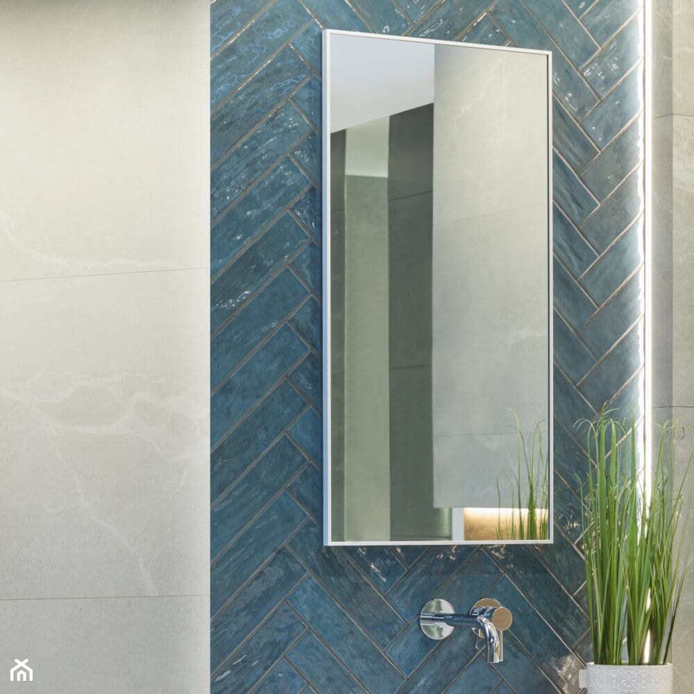 Szara łazienka z niebieską jodełką i drewnem - zdjęcie od Salon HOFF - Homebook