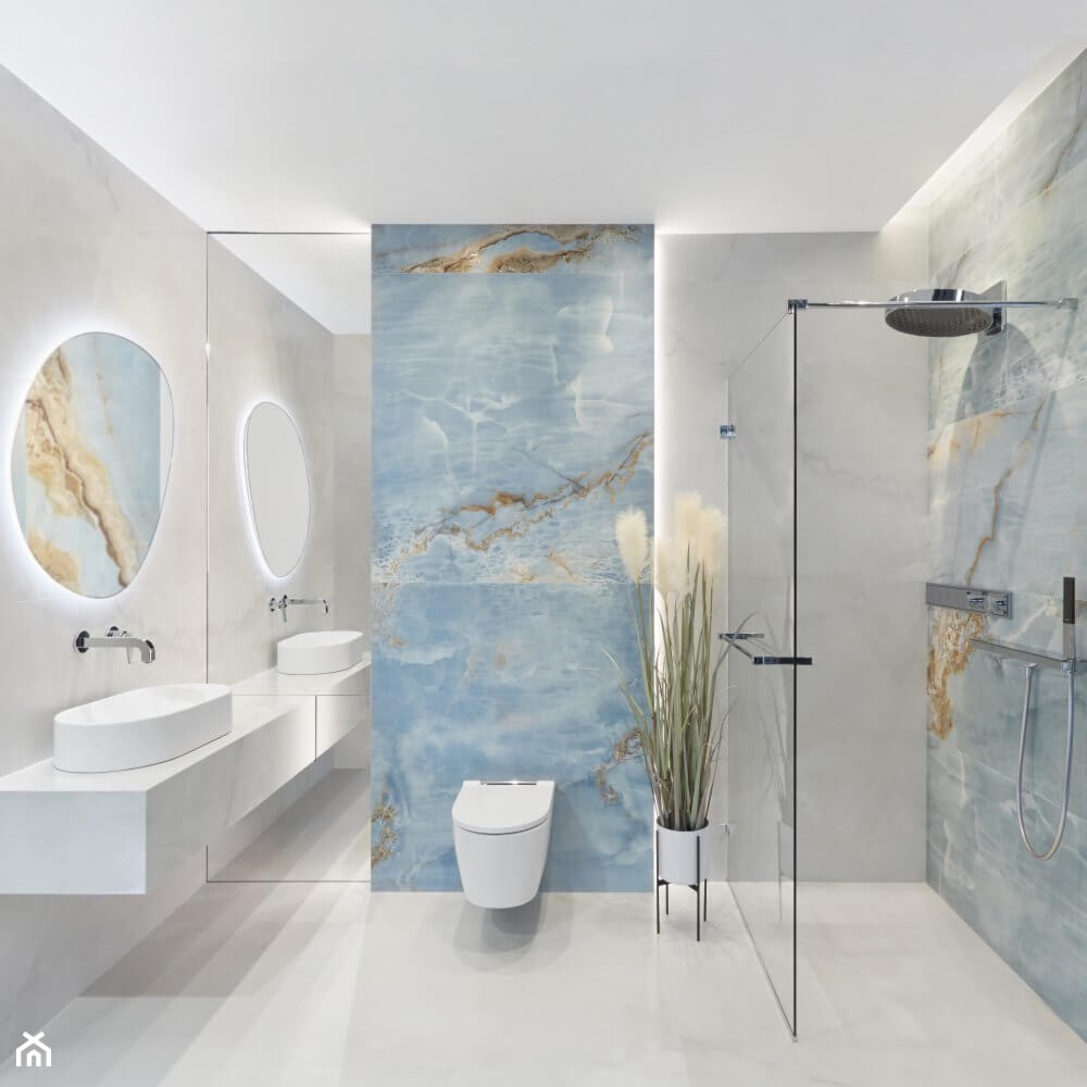 Jasna łazienka w błękicie i bieli - zdjęcie od Salon HOFF - Homebook